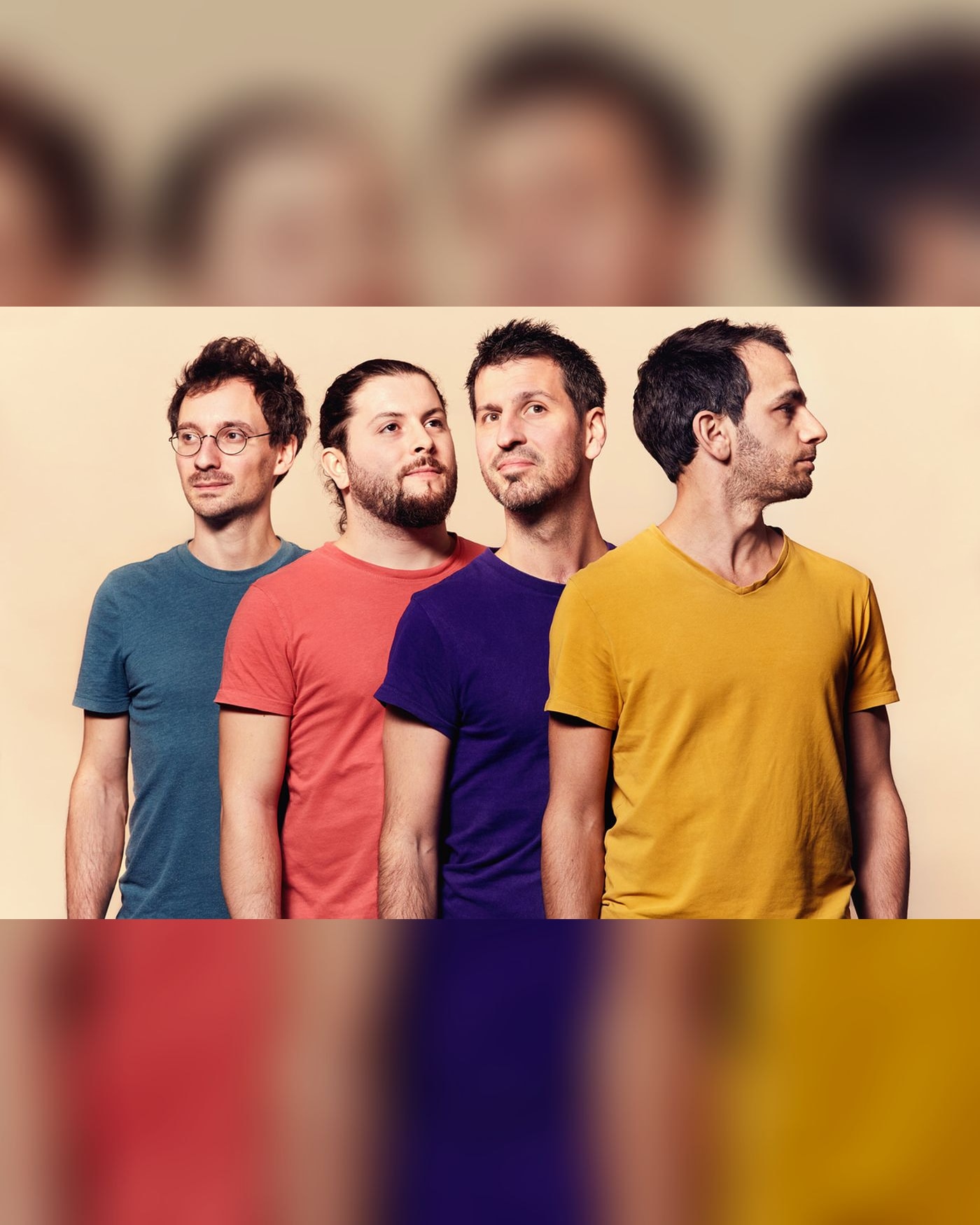 Groupe Bazar, quatre musiciens en portrait studio coloré, regardant ensemble vers la droite